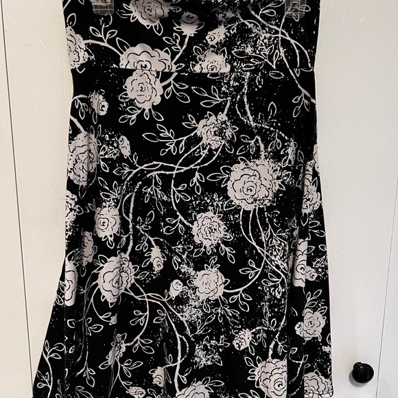 Black and white Lularoe skirt in size medium. Perfect for any occasion! - Picture 1 of 2